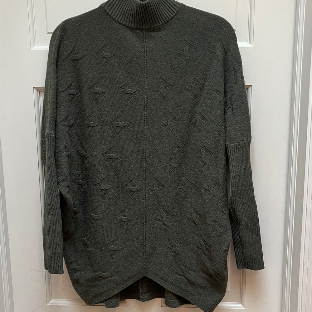 Frank Lyman Design Montreal Collection Green Turtleneck Sweater Relaxed Fit